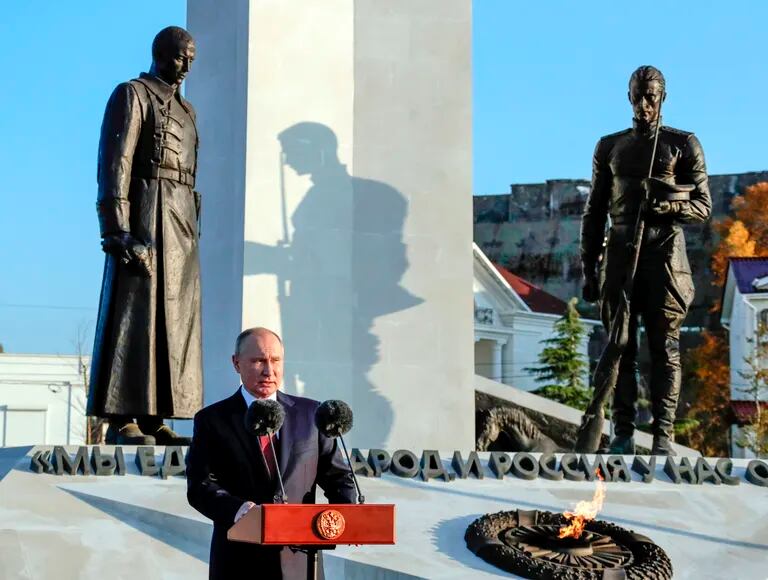 El presidente ruso Vladimir Putin pronuncia un discurso en el monumento a la Guerra Civil rusa en el Día de la Unidad, Sevastopol, Crimea, jueves 4 de noviembre de 2021. (AP Foto/Mikhail Metzel)