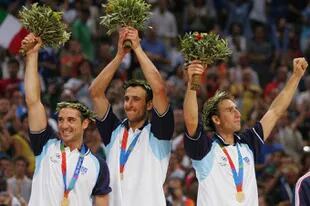 La inolvidable Generación Dorada que ganó el oro olímpico en Atenas 2004: el Puma Montecchia, Manu Ginóbili y Pepe Sánchez en el podio