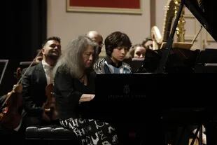 Martha Argerich y David Chen Argerich interpretando Ravel a cuatro manos en el piano, como gran bis de su concierto