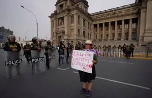 Una simpatizante del depuesto presidente Pedro Castillo frente al Palacio de Justicia de Lima