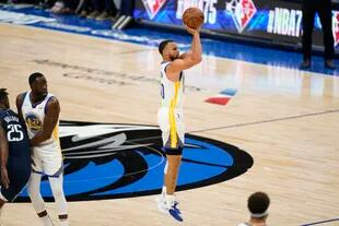 El base de los Warriors de Golden State, Stephen Curry, dispara un triple en la primera mitad ante los Mavericks de Dallas en el tercer partido de la Final de la Conferencia Oeste, el domingo 22 de mayo de 2022, en Dallas. (AP Foto/Tony Gutierrez)