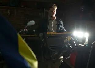 El residente local Danylo prepara un generador durante un apagón en Kiev, Ucrania, el viernes 18 de noviembre de 2022.