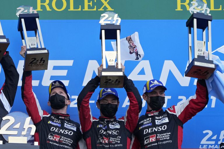 El trofeo individual, el recuerdo eterno para Mike Conway, Kamui Kobayashi y José María Pechito López, ganadores de las 24 Horas de Le Mans 2021