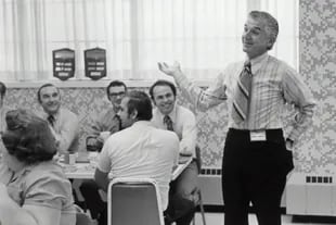 Martin Cooper en 1971, en una reunión interna de Motorola