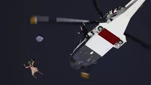 Un actor caracterizado como la Reina Isabel II se lanzó en paracaídas de un helicóptero durante la inauguración de los Juegos Olímpicos de 2012 en Londres.