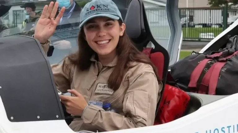La piloto adolescente que se convirtió en la mujer más joven en completar sola la vuelta al mundo
