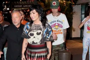 Demi Lovato y su nuevo novio, el músico Jute$, se van después de cenar en Haswell Green's en la ciudad de Nueva York