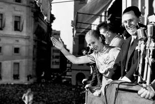 El presidente argentino Juan Perón y su esposa Eva saludan desde el balcón de la Casa Rosada, Casa de Gobierno, en Buenos Aires