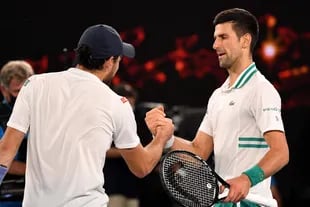 Tarea finalizada: Djokovic saluda en la red a Karatsev, la revelación del torneo, luego de vencerlo.