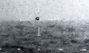 Un cuadro de video de imágenes tomadas a bordo de un barco de la Marina frente a la costa de San Diego en 2019 muestra un objeto esférico no identificado volando en el aire antes de desaparecer en el océano