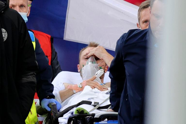 El momento en que Christian Eriksen vuelve a la consciencia tras su paro cardíaco en Dinamarca vs. Finlandia, por la Eurocopa; al entrar a la ambulancia se dio cuenta de que había estado "muerto".