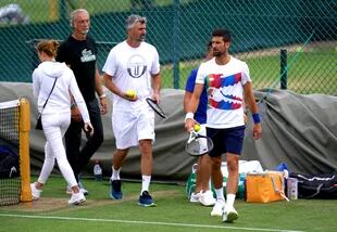 Djokovic durante una práctica en Wimbledon, acompañado por su entrenador, el croata Goran Ivanisevic. 