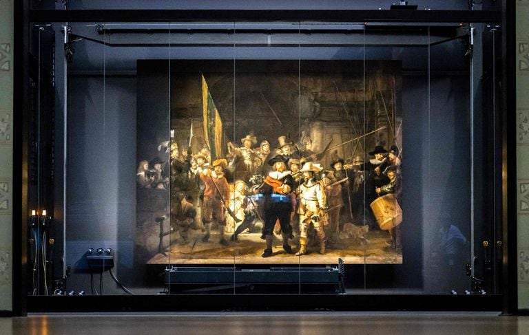 La restauración de "La ronda nocturna" de Rembrandt se realizó en el Rijksmuseum Museum durante la llamada "Operation Night Watch", la mayor investigación sobre una pintura del maestro holandés. Utilizando tecnología avanzada, pudieron determinar la mejor manera de preservar la pieza para generaciones futuras
