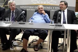 José Mujica tomó juramento al ministro de Economía, vestido con pantalones pescadores y sandalias