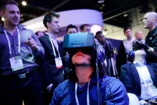 Una vista del prototipo Oculus Rift, de la empresa Oculus VR, adquirida por Facebook por 2000 millones de dólares