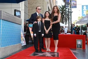 Thalía junto a su marido, Tommy Mottola y sus dos hijos