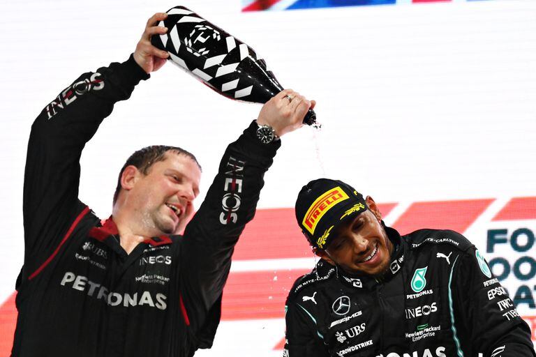 El ganador del GP de Qatar, Lewis Hamilton (Mercedes), celebrando con un miembro del equipo, en el podio de Doha.