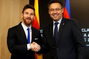 Lionel Messi y Josep María Bartome cuando firmaron el último contrato de la Pulga en Barcelona, en 2017