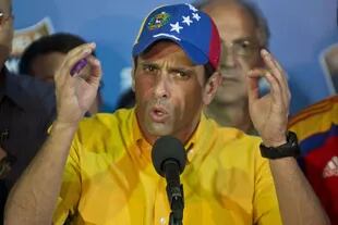 Capriles, al proclamarse ganador y exigir un recuento