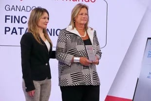 Melisa Turano, gerente de Préstamos y Mujeres al mundo de HSBC, le entregó el galardón a Patricia Freuler de Ortiz, CEO de Fincas Patagónicas