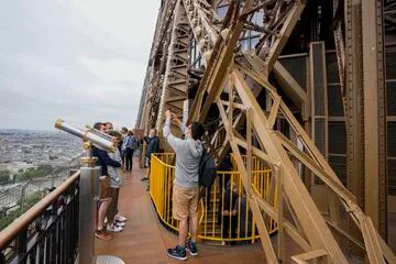 Los visitantes disfrutan de las vistas de la Torre Eiffel en París
