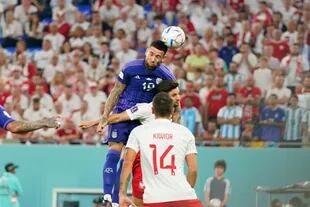 Nicolás Otamendi jugó un gran partido ante Polonia