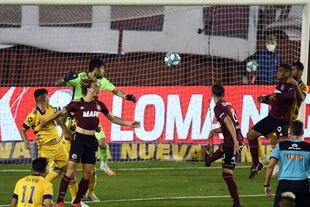 Con la ayuda de un puño, José Sand consigue el 1-1; es el séptimo gol del delantero de 40 años a Boca.