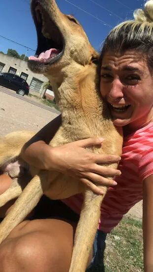 La joven con su perro el mismo día que fue encontrado a 10 kilómetros de su casa