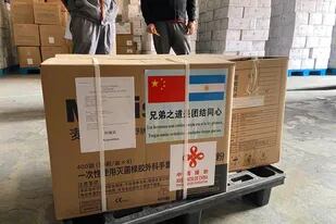 Las cajas donadas por China llegaron hoy y tienen un particular mensaje
