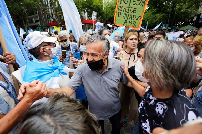 Alfredo Cornejo, durante la protesta opositora del sábado pásado por el vacunatorio vip