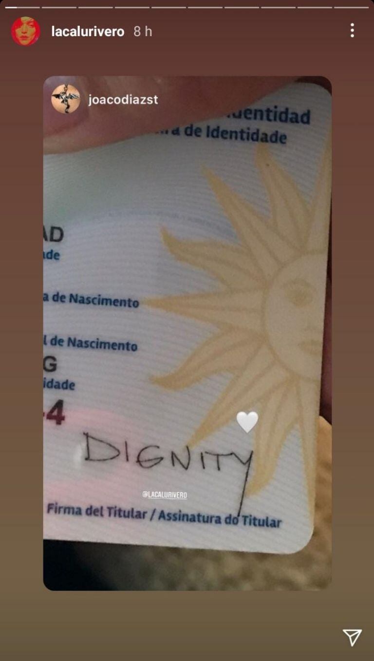 Calu Rivero mostró su nuevo DNI, firmado como Dignity