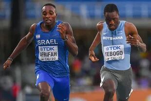Blessing Afrifah y Letsile Tabogo compiten cabeza a cabeza en la final de los 200 metros del mundial juvenil de atletismo que se disputa en Cali, Colombia; el photo-finish consagrará campeón a Afrifah, un atleta israelí de padres ghaneses
