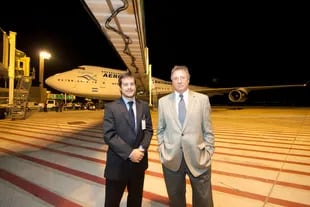 El CEO de Aerolíneas, Mariano Recalde, y el comandante Faggiolani ayer, en la despedida del último Jumbo de la empresa