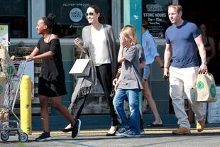 Los paparazzi captaron ayer a Angelina Jolie con sus hijos a la salida de un supermercado, en West Hollywood, Los Ángeles