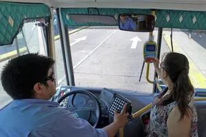 ¿Quiénes pueden viajar en transporte público con el 55% de descuento?