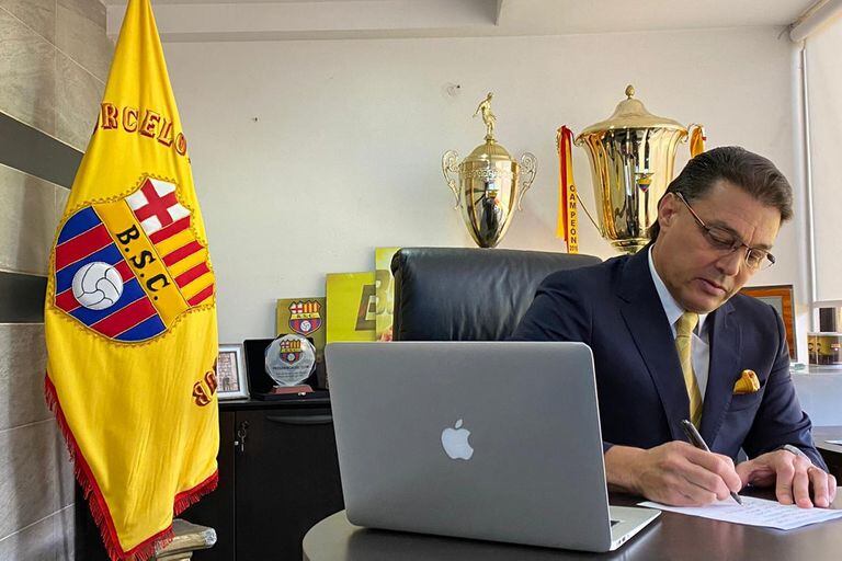 El presidente Alfaro Moreno -con mandato por dos años más- en su despacho, en las entrañas del estadio de Barcelona; “Hay un solo camino al éxito: vivir para el fútbol”, advierte