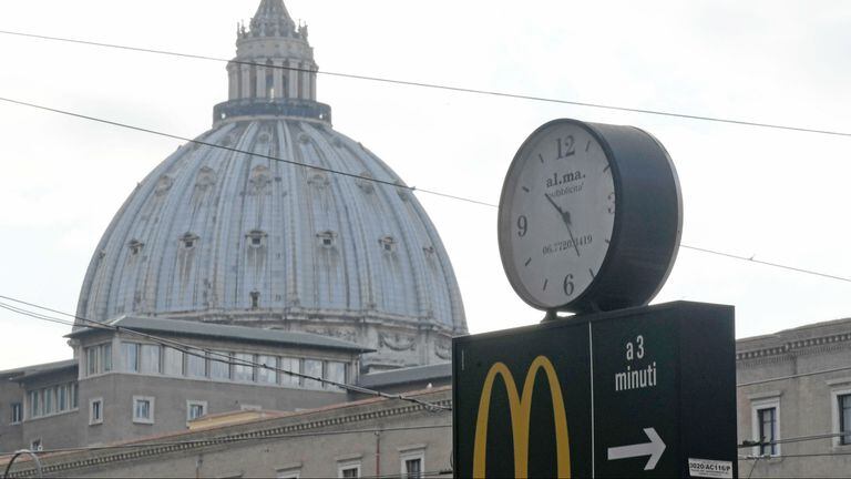 Un cartel del McDonald's cerca del Vaticano