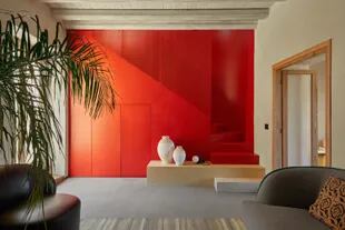 Airbnb colaboró con un estudio de arquitectura italiano para transformar la casa usando materiales y colores que combinen a la perfección con el paisaje local.