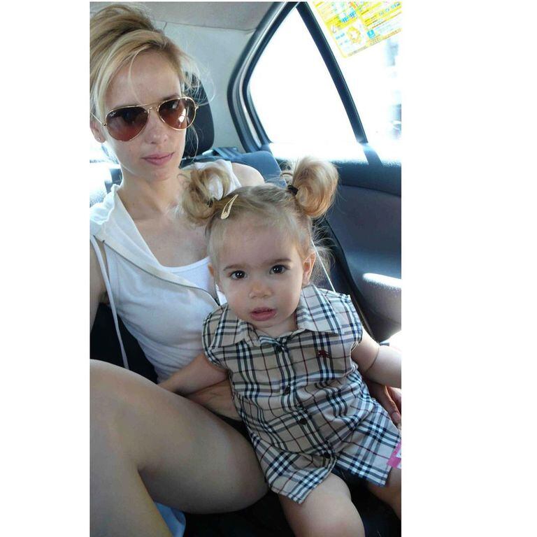 Julieta mientras viaja con su beba en un auto