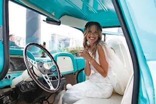 La novia llegó a bordo de “Aurora”, la camioneta Chevrolet Apache de los 60 de Jorge y sus hijos, que estuvo años en restauración.