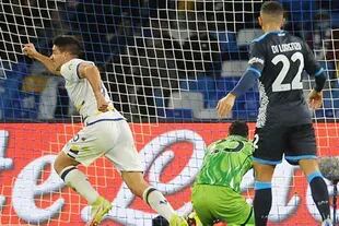 Gio Simeone celebra su gol. Di Lorenzo (autor del posterior 1 a 1), lo padece