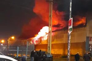 Voraz incendio en un depósito de autopartes en Esteban Echeverría