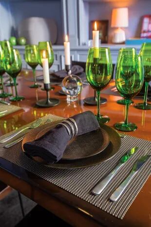 Un detalle de la mesa, donde las copas verdes y los servilleteros metalizados con forma de serpiente se vuelven protagonistas.