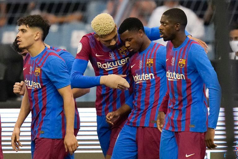 Los jugadores del Barcelona festejan su segundo gol en la derrota 3-2 ante el Real Madrid en la Supercopa española, el miércoles 12 de enero de 2022 en Riad, Arabia Saudita. (AP Foto/Hassan Ammar)