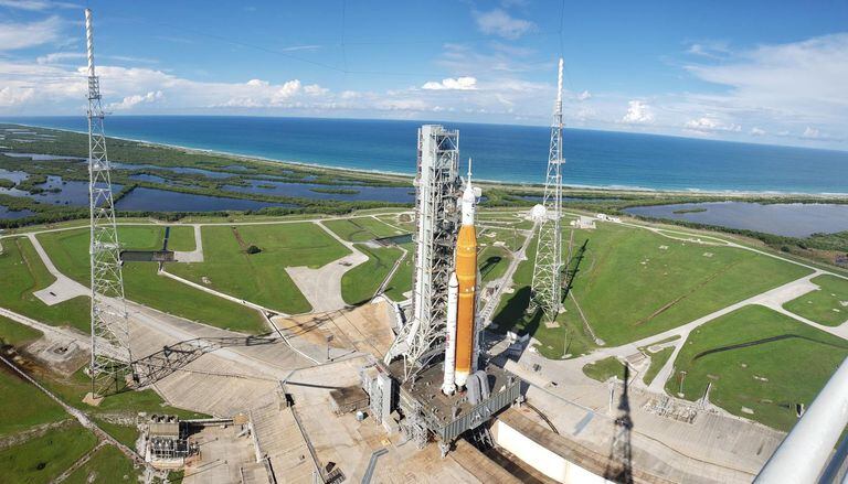 28/10/2022 Una vista del sistema de lanzamiento espacial Artemis I (SLS) y la nave espacial Orion sobre el lanzador móvil en la plataforma de lanzamiento 39B en el Centro Espacial Kennedy de la NASA en Florida el 15 de septiembre de 2022 POLITICA INVESTIGACIÓN Y TECNOLOGÍA NASA/JASON PARRISH