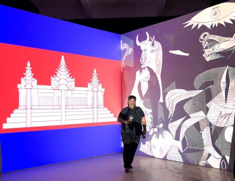 Leandro Ibarra y su Atlas, conformado por 10.000 imágenes que se suceden en pantallas gigantes a una velocidad de seis por segundo