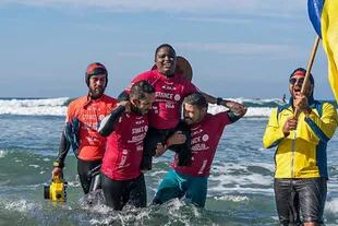Freddy Marimon y sus entrenadores, Andrés Porras y Jesus “Mimo” Capote durante el Campeonato del Mundo ISA de Surf Adaptado 2018, en La Jolla, California