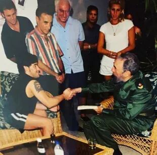 Maradona y Fidel, en La Habana, en 2000; al lado, de pie, Ferro Viera y Cóppola