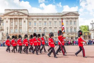 Officers and soldiers of the Guardia de Coldstream march in front of the Palace of Buckingham during the ceremony of Change of Guard 