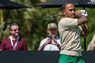  Lewis Hamilton disfruta del golf en Miami (Photo by Giorgio VIERA / AFP)